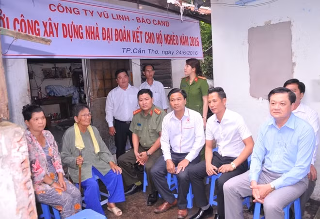 Ông Dương Tấn Hiển – Chủ tịch UBND quận Ninh Kiều; ông Tô Ngọc Vũ, Chủ tịch HĐQ, Tổng giám đốc Công ty Vũ Linh trao quyết định 2 căn nhà Đại đoàn kết tại phường An Nghiệp.
