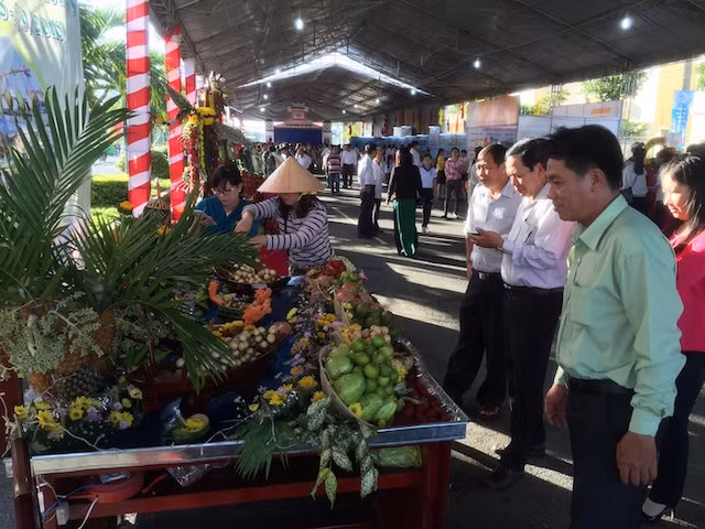 Du khách tham quan các mô hình, tạo hình cây ăn trái.