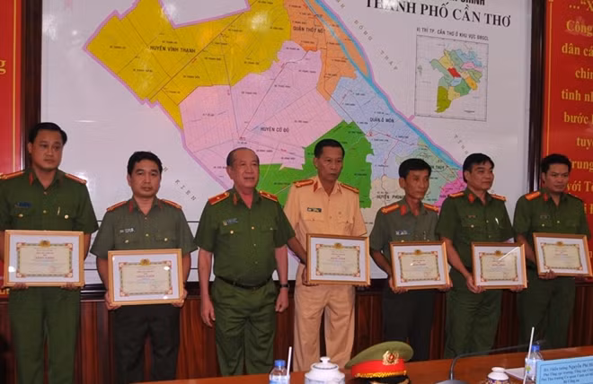 Thiếu tướng Nguyễn Phi Hùng – Phó Tổng cục trưởng Tổng Cục Cảnh sát, tặng bằng khen cho 8 tập thể có thành tích xuất sắc khám phá thành công Chuyên án mang bí số 115/T.