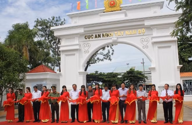 Các đại biểu cắt băng khánh thành Công trình cổng chính trụ sở Cục An ninh Tây Nam Bộ.