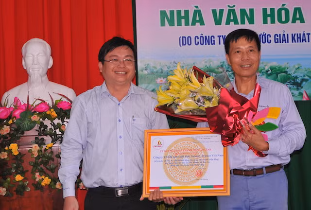 Đại diện chính quyền địa phương tặng hoa cho nhà tài trợ.