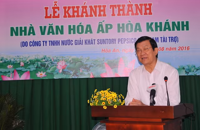 Nguyên Chủ tịch nước Trương Tấn Sang ân cần thăm hỏi chính quyền và bà con địa phương.