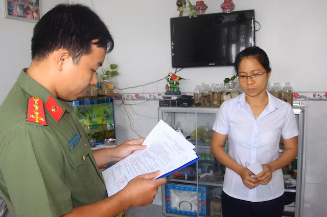 Nữ kế toán bị bắt tạm giam để điều tra.