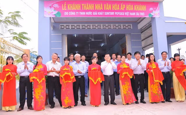 Nguyên Chủ tịch nước Trương Tấn Sang cắt băng khánh thành nhà văn hoá tại xã Hoà An (Đồng Tháp).