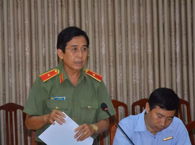 Thiếu tướng Nguyễn Minh Thuấn – Giám đốc Công an tỉnh báo cáo các mặt công tác với đồng chí Thứ trưởng và Đoàn Công tác của Bộ Công an. Thiếu tướng Nguyễn Minh Thuấn – Giám đốc Công an tỉnh báo cáo các mặt công tác với đồng chí Thứ trưởng và Đoàn Công tác của Bộ Công an.