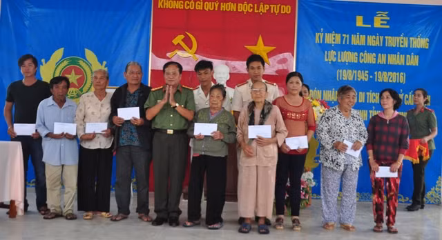 Đại tá Nguyễn Văn Phái, Phó Giám đốc Công an tỉnh trao tặng 10 phần quà cho các gia đình chính sách.