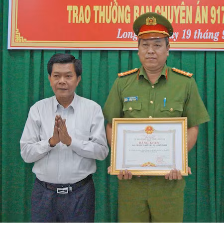 Chủ tịch UBND tỉnh Long An trao Bằng khen cho lãnh đạo Ban chuyên án.