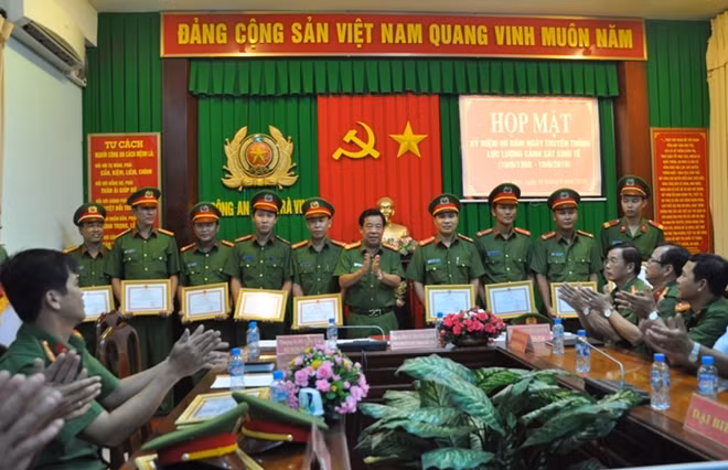 Đại tá Phan Thanh Quân, Phó Giám đốc Công an tỉnh trao khen cho các tập thể, cá nhân có thành tích xuất sắc.