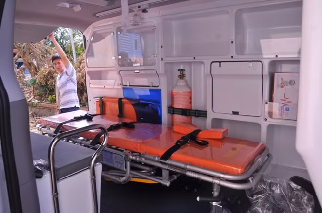 Xe cấp cứu từ thiện hiện đại, miễn phí với đầy đủ trang thiết bị.