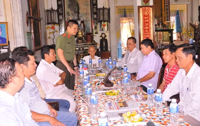 Đại úy Nguyễn Văn Bình, Phó Trưởng Cơ quan đại diện Báo CAND tại TP Hồ Chí Minh chia sẻ tấm lòng thiện nguyện với người dân cù lao Tân Lộc.