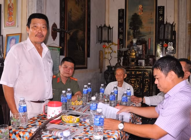 Bác sĩ Nguyễn Văn Thâu – Trưởng trạm Y tế phường Tân Lộc phấn khởi những tình cảm Báo CAND, Công ty Trường An dành cho người dân cù lao.