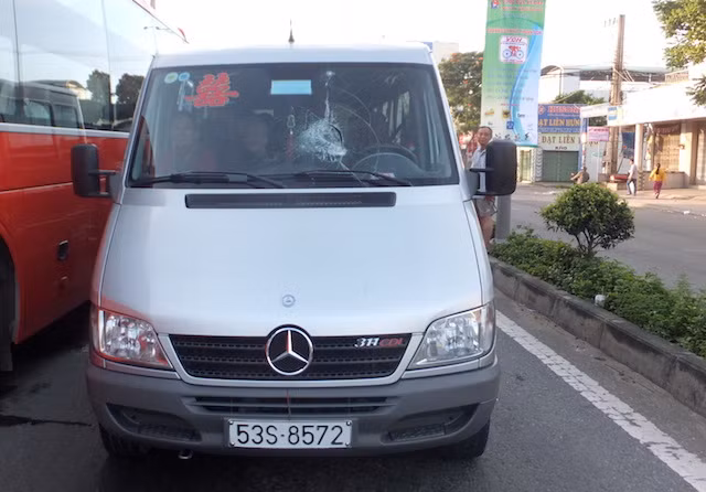 Xe rước dâu bị đập vỡ kính. Ảnh Thành Danh