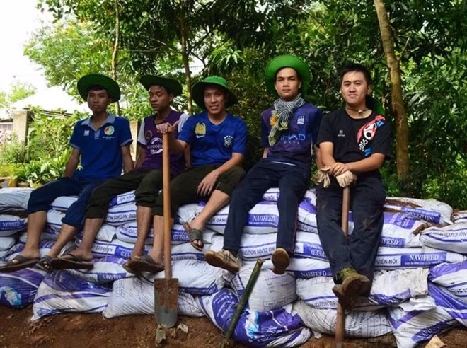 Phút nghỉ ngơi khi giúp người dân đắp bờ bao.