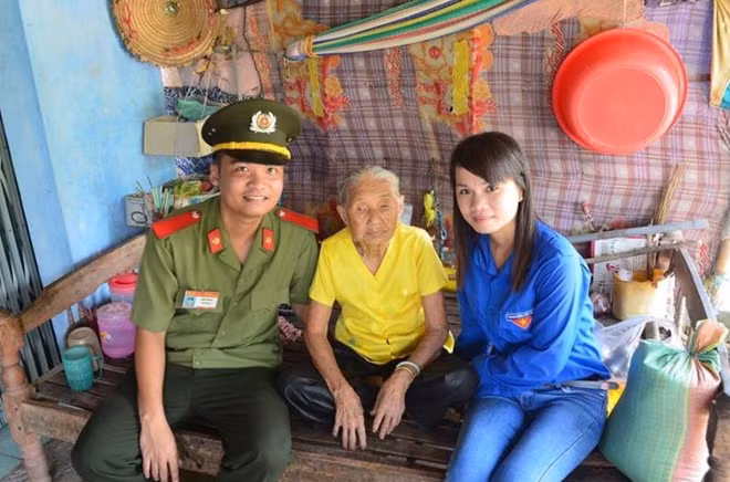 Thăm hỏi, tặng quà cho các gia đình chính sách, người già neo đơn.