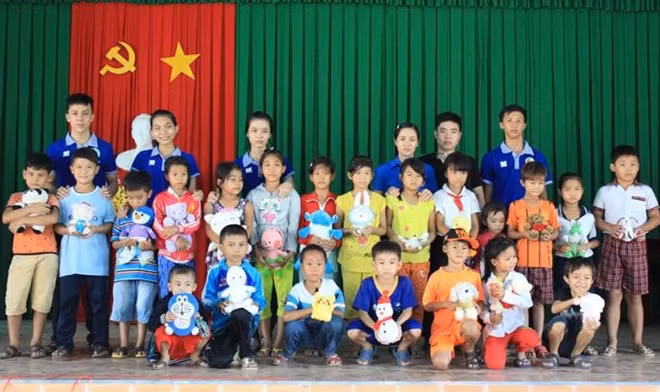 Những phần quà ý nghĩa được trao cho các em thiếu nhi tại các buổi sinh hoạt văn nghệ.