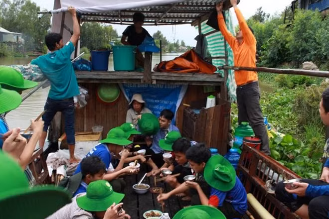 Bữa cơm được người dân tổ chức cho các học viên ngay trên ghe, sau giờ lao động.