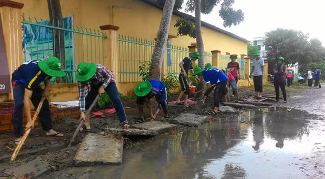 Các học viên tham gia nạo cống, khai thông cống rãnh.