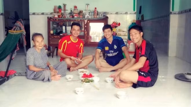 Bà Hoàng Thị Quỳnh Ngân (ngụ ấp Cà Dâm, xã Tân Công Sính) hớn hở: “Thấy mấy em học viên an ninh về làm tình nguyện là tui khoái lắm. Chồng tôi trước đây từng công tác trong quân đội, giờ thấy mấy cháu về đã dành hẳn căn của gia đình, xem như con cháu trong nhà. Tụi nhỏ chịu khó lắm, ban ngày đi sửa đường, xây cầu, làm hàng rào. Chiều về tới là chui vào bếp nấu nướng. Tui phụ lo cho mấy cháu bữa cơm đầm ấp”.