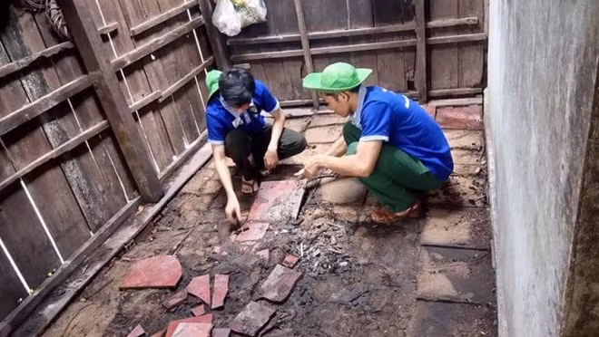 Tham gia sửa nhà cho các người già có hoàn cảnh khó khăn, neo đơn.