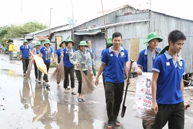 Ra quân dọn dẹp, tạo mỹ quan sạch đẹp.
