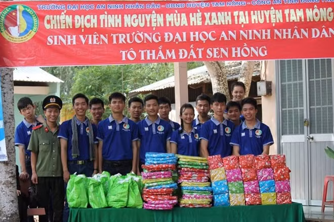 Những phần quà ý nghĩa được chuẩn bị tặng cho các em học sinh nghèo vượt khó.