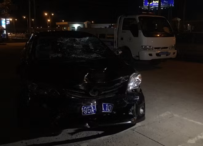 Xe ôtô bị biến dạng, kính vỡ nát.