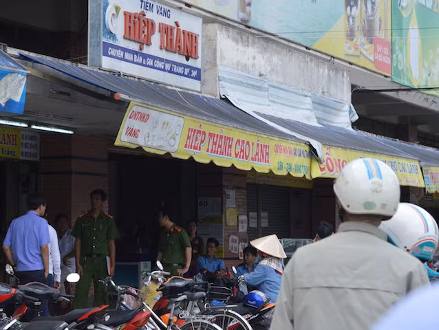Tiệm vàng Hiệp Thành bị trộm đột nhập. Tiệm vàng Hiệp Thành bị trộm đột nhập.