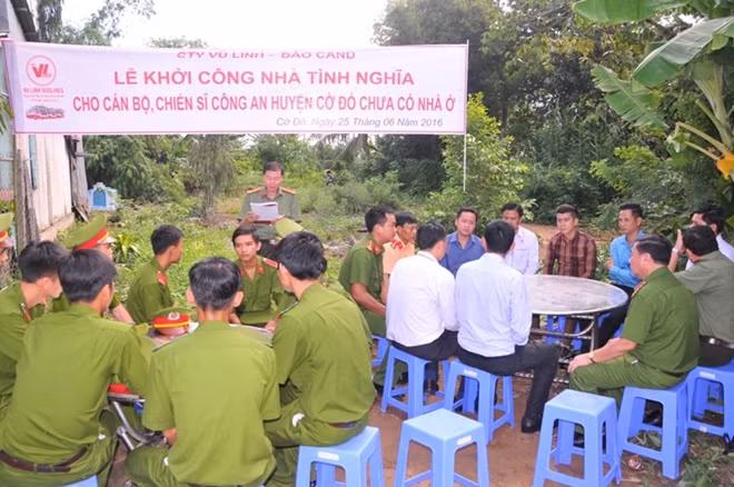Lễ trao quyết định tặng nhà tình nghĩa và khởi công xây dựng.