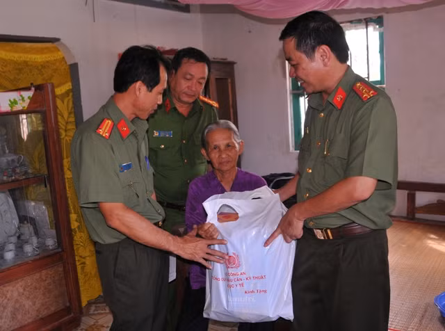 Đoàn công tác xã hội từ thiện đã đến nhà, thăm hỏi và tặng 3 phần quà cho các gia đình chính sách, thân nhân liệt sĩ và Mẹ VNAH.