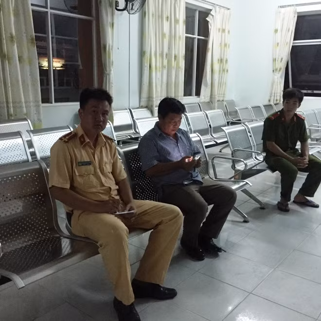 Tài xế (ngồi giữa) khai sau khi gây tai nạn, bỏ chạy hàng chục cây số. Tài xế (ngồi giữa) khai sau khi gây tai nạn, bỏ chạy hàng chục cây số.