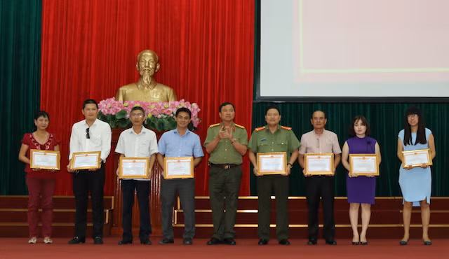 Giám đốc Công an TP Cần Thơ trao khen cho các PV trong đợt cao điểm tấn công, trấn áp tội phạm trong hai tháng cao điểm vừa qua.