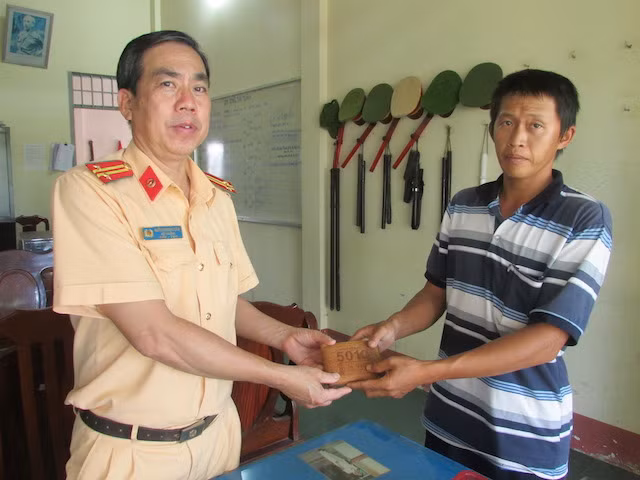 Anh Danh nhận lại tài sản đánh rơi.