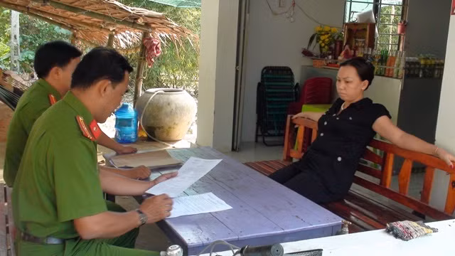 Công an huyện Châu Thành tống đạt quyết định xử phạt vi phạm hành chính đối với chủ quán cà phê Kim Tuyền 2.