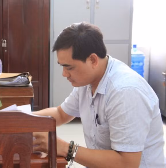 Hải bị bắt giam để điều tra. Hải bị bắt giam để điều tra.