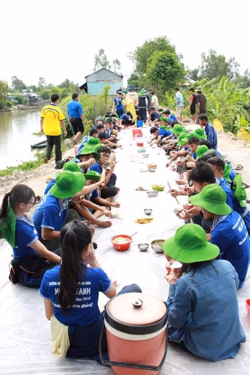 Và ngay trên công trình, sữa chữa đường nông thôn.