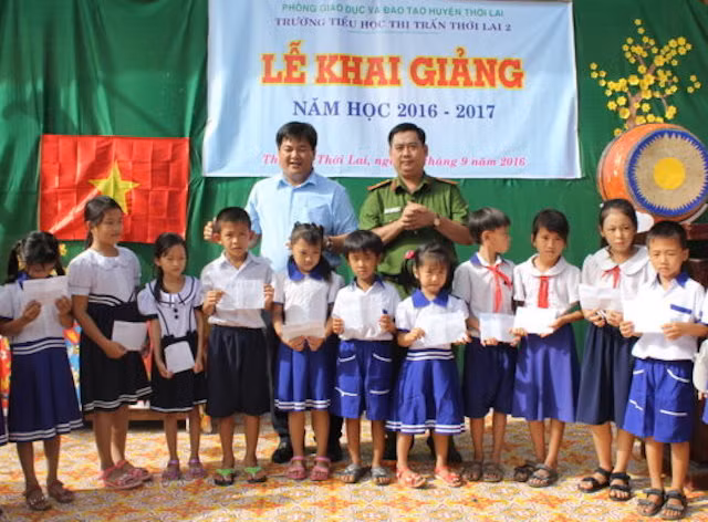 Phòng PC64 tặng quà và học bổng cho các em học sinh.