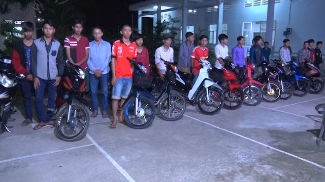 Nhóm thanh niên tụ tập, cổ vũ đua xe trái phép.