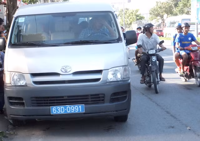 Xe 16 chỗ của Công an TP Mỹ Tho đến hỗ trợ, đưa đoàn cho kịp giờ làm lễ gia tiên. Ảnh Thành Danh