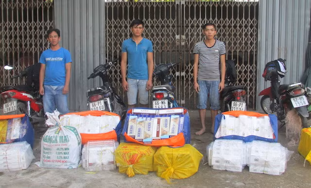 Ba thanh niên bị bắt cùng tang vật.