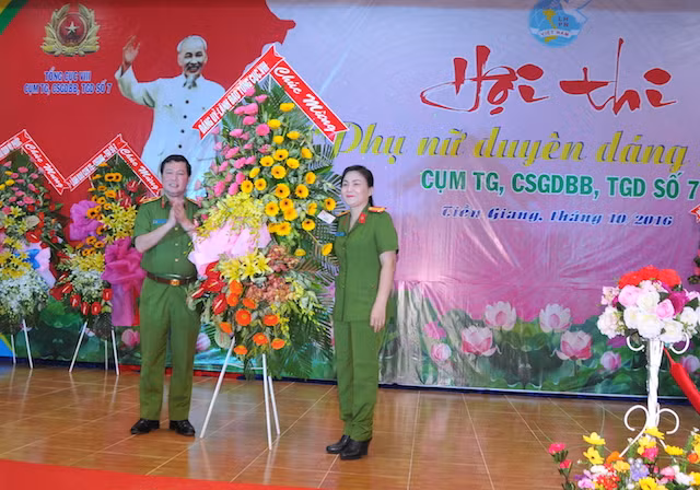 Thiếu tướng Tô Xuân Bốn – Phó Tổng cục trưởng Tổng cục VIII trao hoa cho đại diện Hội phụ nữ Cụm 7.
