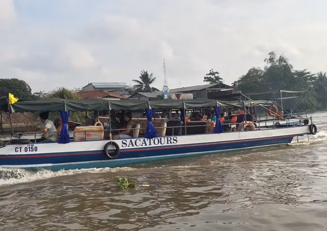Khách du lịch tham quan bằng tàu du lịch trên sông, từ Bến tàu du lịch Ninh Kiều đến Chợ nổi Cái Răng.