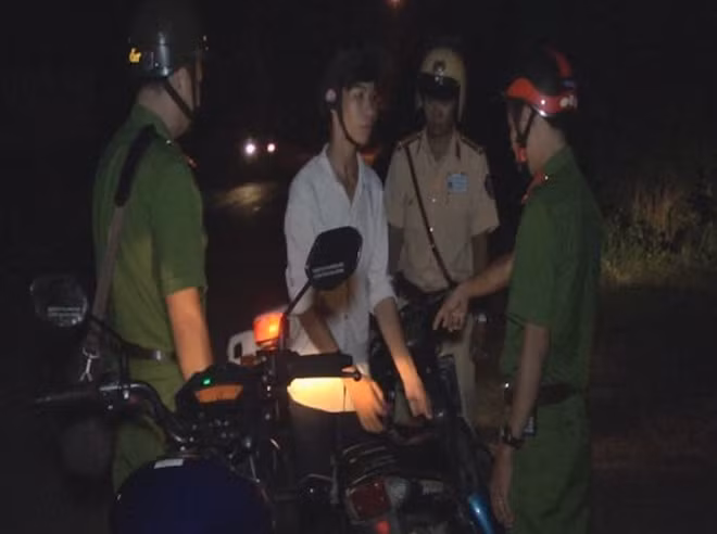 Thanh niên sử dụng ma tuý bị Cảnh sát phát hiện.
