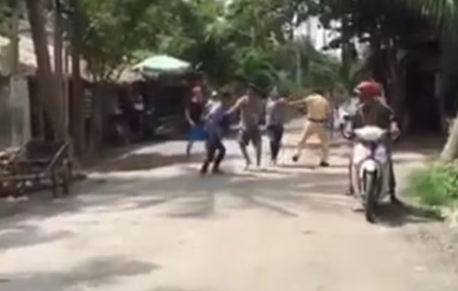 Nhóm thanh niên đánh hội đồng cán bộ CSGT. Ảnh cắt từ clip
