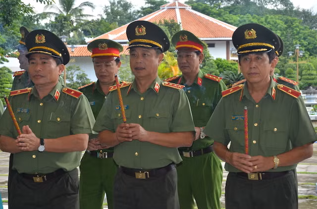 Đoàn công tác Bộ Công an do Thứ trưởng Phạm Dũng dẫn đầu đến dâng hoa, dâng hương tại Khu di tích Nguyễn Sinh Sắc. Đoàn công tác Bộ Công an do Thứ trưởng Phạm Dũng dẫn đầu đến dâng hoa, dâng hương tại Khu di tích Nguyễn Sinh Sắc.