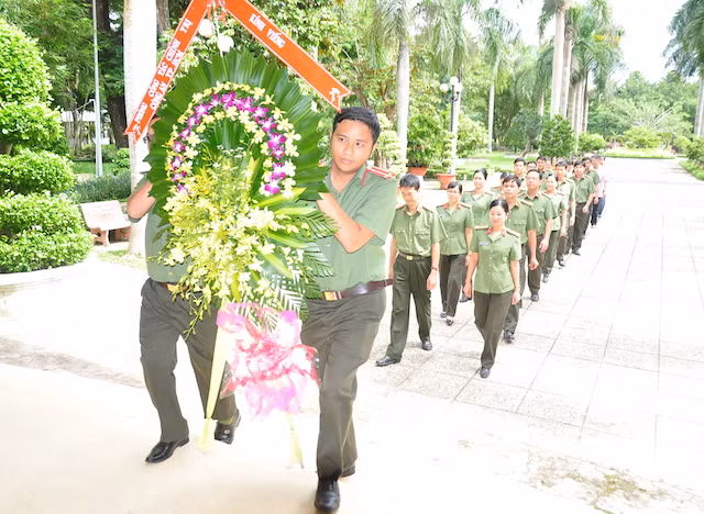 Đoàn dâng hoa tại Đền thờ Bác Hồ (xã Long Đức, Trà Vinh).