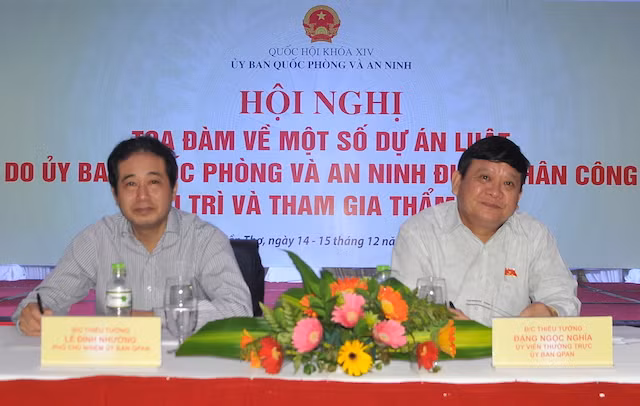 Thiếu tướng Lê Đình Nhường, Phó Chủ nhiệm và Thiếu tướng Đặng Ngọc Nghĩa, Uỷ viên thường trực Uỷ ban Quốc phòng và An ninh chủ trì, điều hành thảo luận.