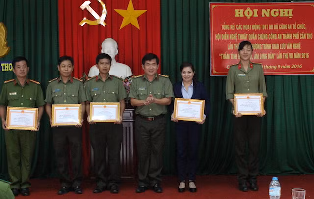 Thượng tá Đinh Văn Nơi – Phó Giám đốc Công an TP Cần Thơ trao khen cho các cá nhân, tập thể có thành tích xuất sắc. Thượng tá Đinh Văn Nơi – Phó Giám đốc Công an TP Cần Thơ trao khen cho các cá nhân, tập thể có thành tích xuất sắc.
