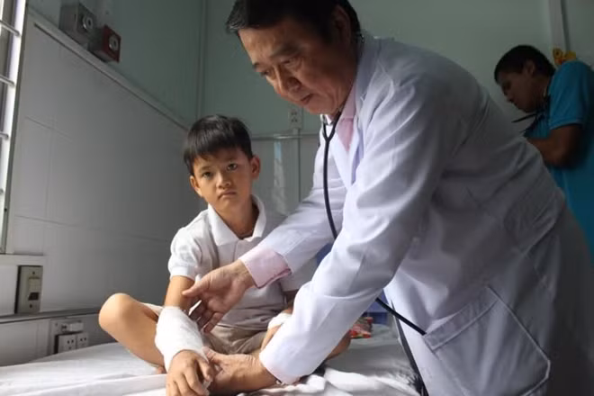 Bệnh nhi đang được bác sĩ chăm sóc.
