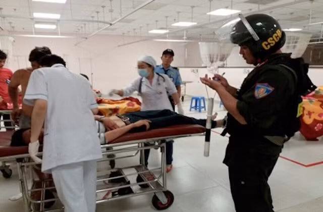 Nạn nhân được các chiến sĩ Cảnh sát cơ động đưa đến bệnh viện cấp cứu. Nạn nhân được các chiến sĩ Cảnh sát cơ động đưa đến bệnh viện cấp cứu.
