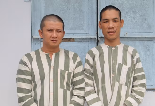 Quân và Thuận (từ trái qua), bị bắt tạm giữ để điều tra.